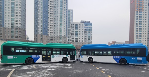 ▲ 좌측 시군주관 시내버스, 우측 도주관 시내버스.