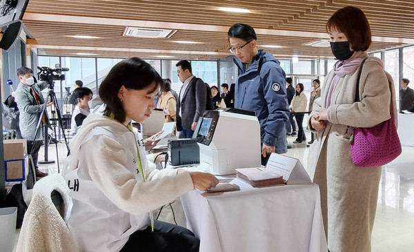 ▲ 제22대 국회의원선거 재외국민 투표 첫날인 지난 27일 중국 베이징 차오양구 주중한국대사관에 마련된 재외투표소에서 유권자들이 투표 용지를 받고 있다. /뉴시스