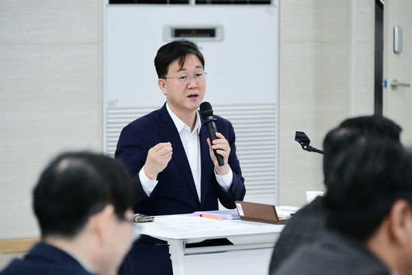 ▲ 이민근 안산시장이 주민건의사항 추진상황 보고회를 주재하고 있다.