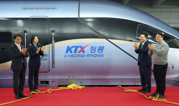 ▲ 윤 대통령이 열차 공식 명칭인 ‘KTX-청룡’을 알리는 퍼포먼스를 하고 있다. /뉴시스