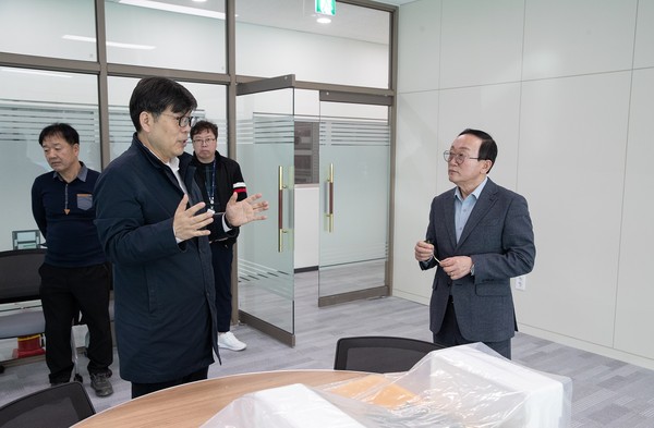 ▲ 김덕현 연천군수(오른쪽)가 (주)우리기술 관계자와 비전을 공유하고 있다.