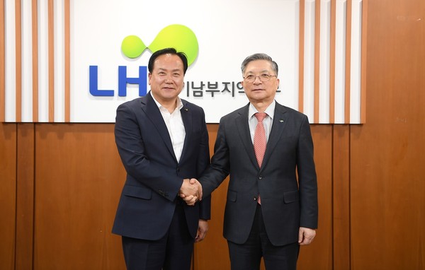 ▲ 이권재 오산시장(왼쪽)과 이한준 한국토지주택공사(LH) 사장(오른쪽).