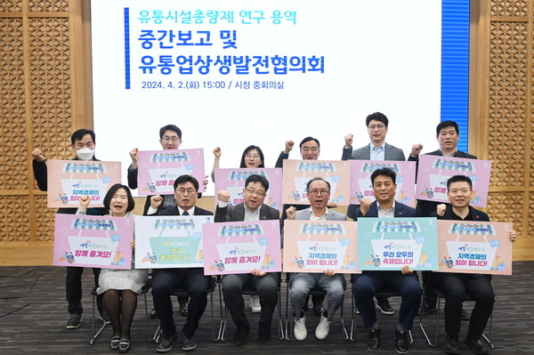 ▲ 김현수 수원시 제1부시장(앞줄 왼쪽 3번째)과 유통업상생발전협의회 관계자들이 함께하고 있다.