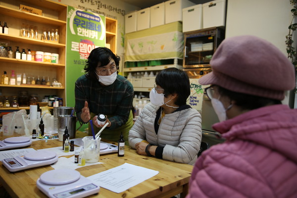 ▲ 과천시 장애인복지관에서 운영하는 돌봄서비스 프로그램(토탈공예) 진행 모습.