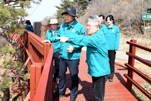 ▲ 고려산 진달래 군락지 안전시설 점검 실시 모습.