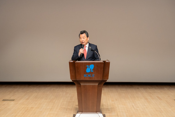 ▲ 지난 2일 ‘2024년 경로당 지도자 교육’에 참석한 강남구의회 김형대 의장이 축사를 하고 있다.