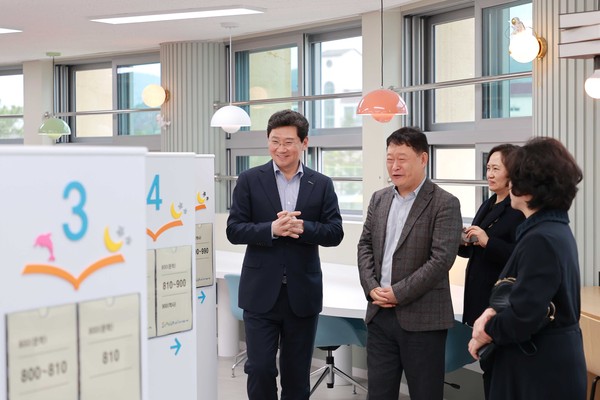 ▲ 이상일 용인특례시장(왼쪽)이 성산초 작은도서관 내부를 둘러보고 있다.