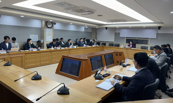 ▲ 과천시 하수처리장 상부 공원 활용 방안 기본구상 용역 중간보고회 개최 모습.
