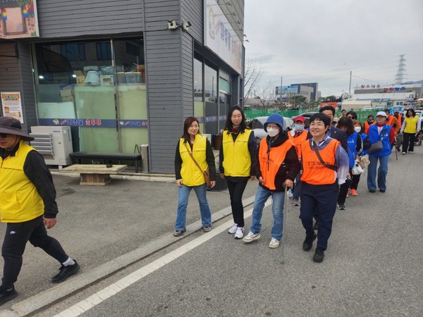 ▲ ‘제12회 두바퀴로 가는 세상 행사’ 도보 행진.