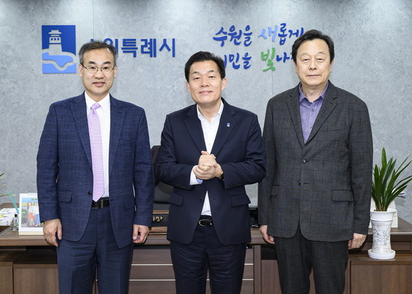 이재준 수원시장(가운데)과 오태환 KSEA 차기회장(왼쪽), 이주연 아주대학교 산업공학과 교수(오른쪽)가 함께하고 있다.