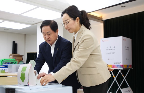주광덕 남양주시장(왼쪽)이 아내 박주영 여사와 함께 금곡동 사전투표소를 찾아 한 표를 행사했다.