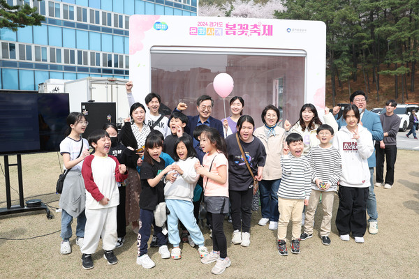 ▲ 경기도 문화사계 ‘봄꽃축제’ 에서 사진찍는 김동연도지사.