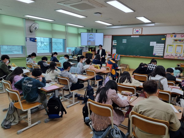 ▲ 학교로 찾아가는 의왕향토사료관 운영 모습.