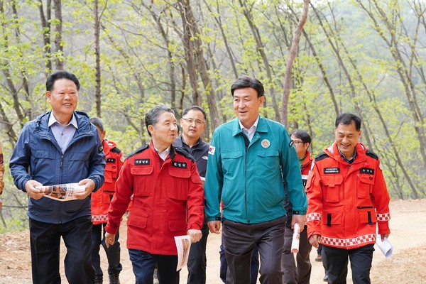 ▲ 방세환 광주시장(오른쪽) 남성현 산림청장(가운데)과 산불 진화임도 사업지 현장을 점검하고 있다.