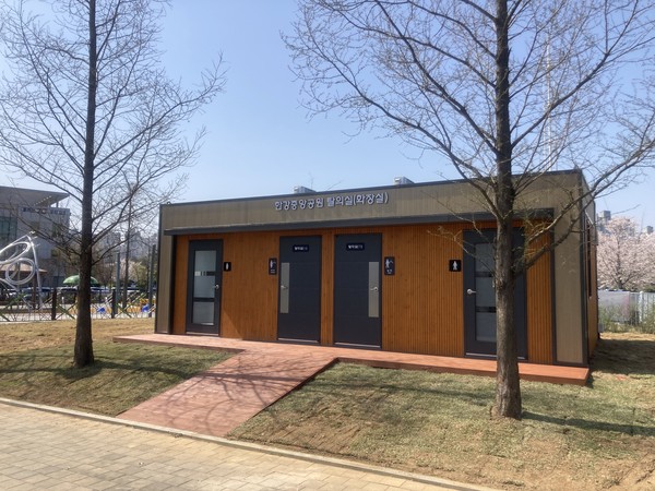 ▲ 김포시가 한강중앙공원에 물놀이장 탈의실을 설치했다.