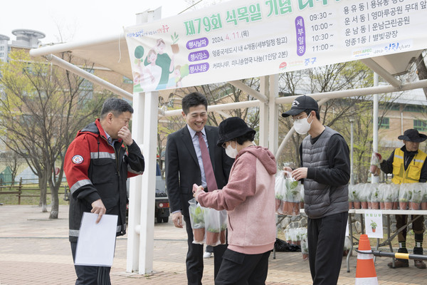 ▲ 인천 중구 나무 나누어주기행사 개최 모습.