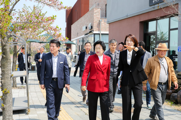 ▲ 김경희 이천시장이 이천도자기축제장 로드체킹을 진행하고 있다.