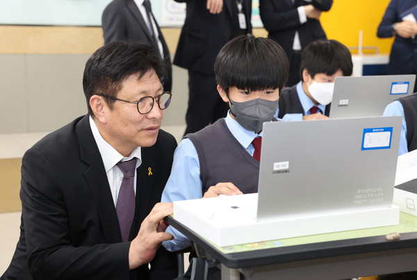 ▲ 도성훈 인천광역시교육감, 광성중학교 노트북 보급 현장 방문 점검 모습.