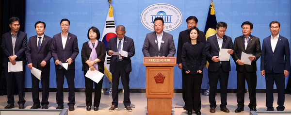 ▲ 국회 농림축산식품해양수산위원회 더불어민주당 어기구 간사 및 의원들과, 윤미향 무소속 의원이 18일 서울 여의도 국회 소통관에서 농업민생 4법 본회의 부의 요구의 건 처리 관련 기자회견을 하고 있다. /뉴시스