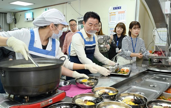 장애인의 날 앞두고 사랑의 떡만둣국 나눔