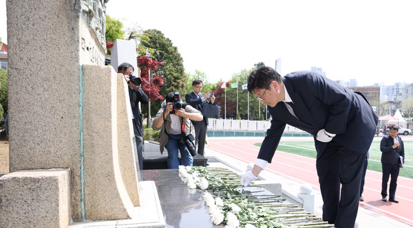 ▲ 인천광역시교육청, 제64주년 4.19혁명 기념식서 헌화하는 모습.