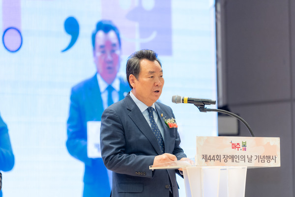 ▲ 지난 18일 일원에코파크센터에서 열린 ‘제44회 장애인의 날 기념행사’ 에서 강남구의회 김형대 의장이 축사를 하고 있다.