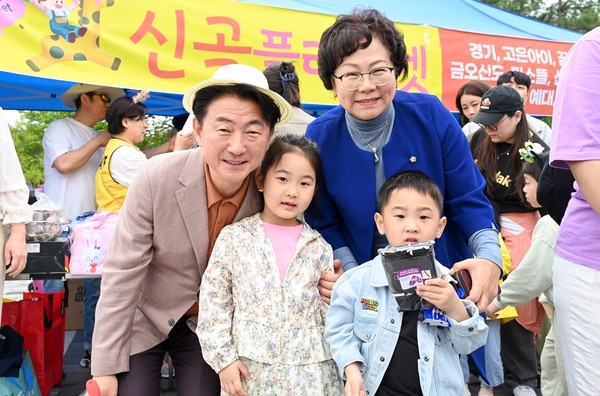 ▲ 김동근 의정부시장이 의정부시어린이집연합회 민간분과위원회 플리마켓에 참여해 시민들과 소통하고 있다.