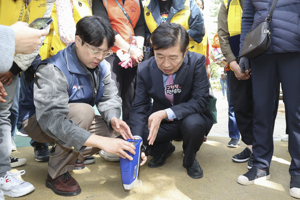 ▲ ‘어린이 활동공간 중금속 제로 전수조사단 출범식’에서 전성수 서초구청장이 반원어린이공원의 중금속 수치를 직접 점검하고 있다.