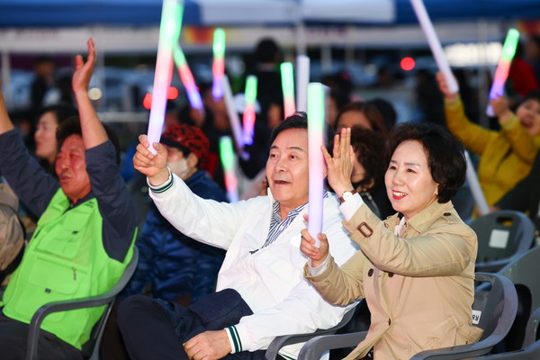 ▲ 청계동 문화한마당 '행복한 동행'에 참석한 김성제 의왕시장.