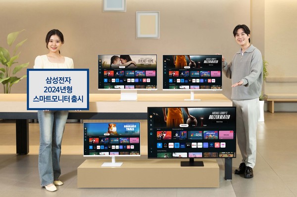▲ 삼성전자 모델이 삼성스토어 청담점에서 홈 라이프 활용성을 강화한 2024년형 스마트모니터를 소개하고 있다. (사진=삼성전자 제공)