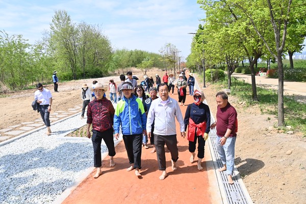 ▲ 이현재 하남시장(맨앞줄 오른쪽 3번째)이 미사 한강 황톳길에서 맨발걷기협회와 함께 맨발 걷기길을 점검하고 있다.