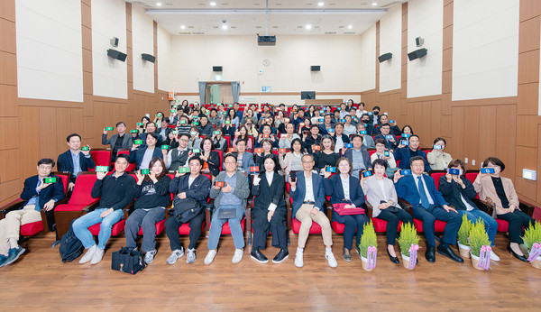 ▲ 성남문화재단ESG 경영 선포식에 참여한 임직원 및 내빈들이 ESG 실천을 다짐하는 퍼포먼스를 선보이고 있다.