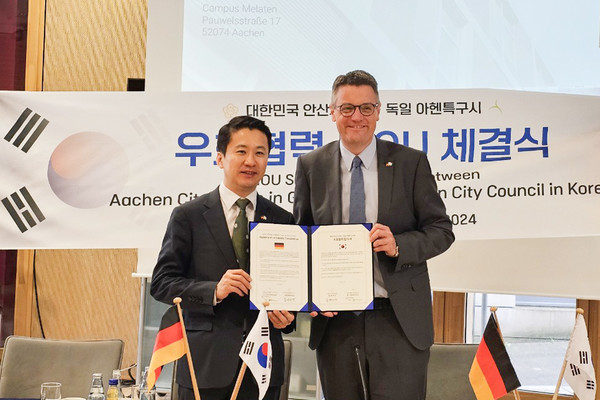 ▲ 안산시의회가 독일 현지시각으로 지난 19일 독일 아헨특구시의회와 우호 협력 MOU를 체결했다. 사진 왼쪽이 송바우나 의장, 오른쪽이 독일 아헨특구시의 팀 그뤼테마이어 시장 겸 의장.