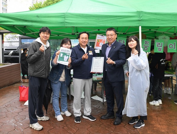 ▲ 이권재 오산시장(가운데) 1회용품 없는 나눔장터 방문 모습.