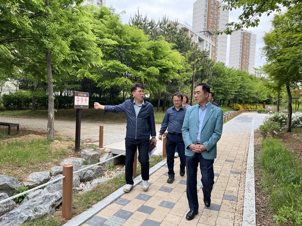 ▲ 스마트 그린도시 조성사업 준공 현장에 방문한 정장선 평택시장(오른쪽).
