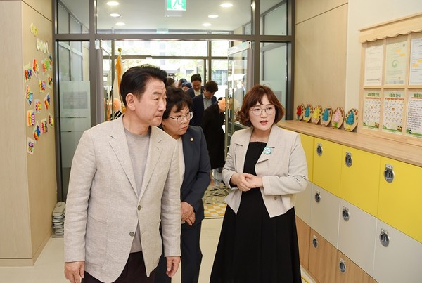▲ 김동근 의정부시장이 다함께돌봄센터 9호점 내부를 둘러보고 있다.