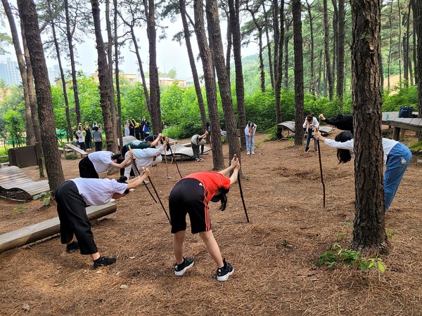 ▲ 의왕시 산림치유 프로그램 진행 모습.