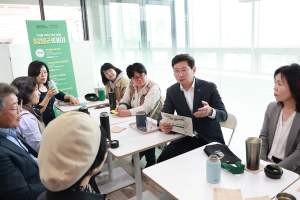 ▲ 이상일 용인특례시장(오른쪽에서 두번째)이 22일 텀블러데이를 맞아 미니몰에서 텀블러로 커피를 구입하고 기후변화체험교육센터 직원, 해설사, 강사 등과 담소를 나누고 있다.