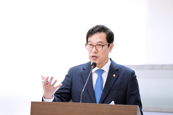 ▲ 강성삼 하남시의회 의장이 지난 22일 대표 발의한 '하남시 공공주택지구 편입지역 주민지원 조례안'에 대해 도시건설위원회 조례심사에서 제안설명을 하고 있다.