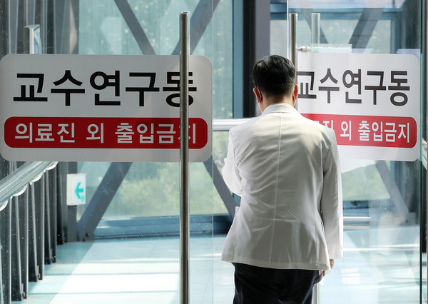 ▲ 의정갈등이 계속되고 있는 22일 오후 서울시내 한 대학병원에서 한 의대교수가 교수연구동으로 발걸음을 옮기고 있다. /뉴시스