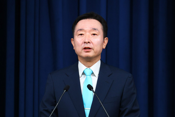▲ 이도운 홍보수석이 19일 서울 용산 대통령실 청사에서 윤석열 대통령과 이재명 더불어민주당 대표의 전화 통화 관련 브리핑을 하고 있다. /뉴시스