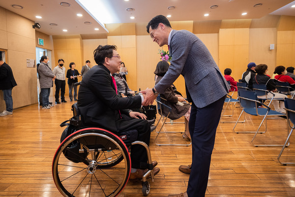 ▲ 지역 장애인과 소통하고 있는 이기재 양천구청장.