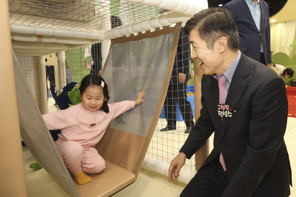▲ 전성수 서초구청장이 23일 ‘서리풀노리학교 방배2동점’ 개관식에서 아이들과 함께 놀이기구를 체험하고 있다.