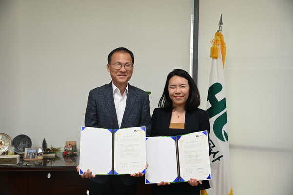 ▲ 업무협약서를 들고 있는 김근영 사장(좌)과 로앤탑 법률사무소 전선애 대표 변호사(우) 사진.