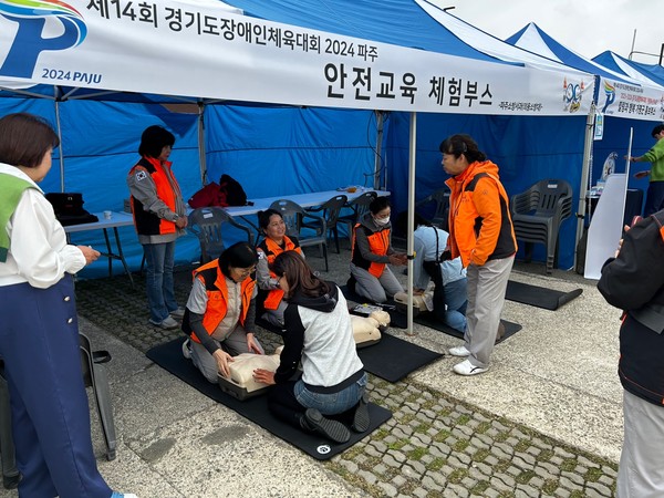 ▲ 의용소방대원이 체험부스를 운영하고 있다.