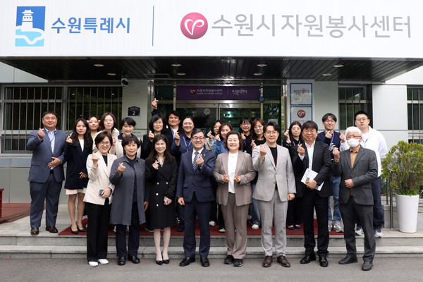 ▲ 수원시자원봉사센터 현장 방문 기념촬영 모습.