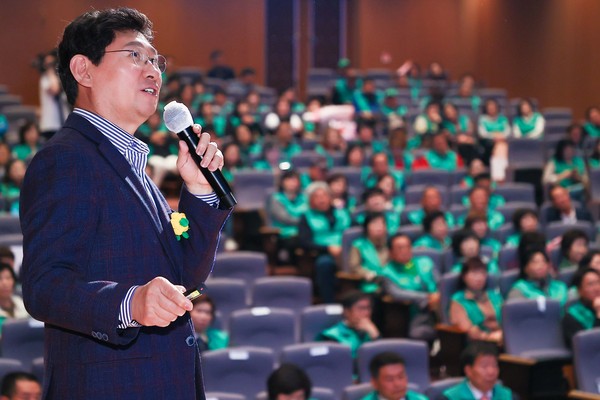 25일 새마을의 날 기념식에서 이상일 용인특례시장이 새마을지도자를 대상으로 인문학 특강을 했다.