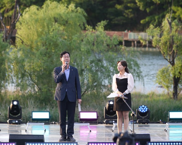 ▲ 정명근 화성시장이 제15회 가족사랑축제에서 인사말을 하고 있다.