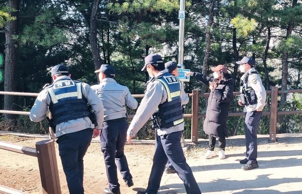 ▲ 지난해 11월, 성동구청과 성동경찰서 간 ‘산책로 범죄예방 시스템’ 합동 모의훈련 실시 모습.