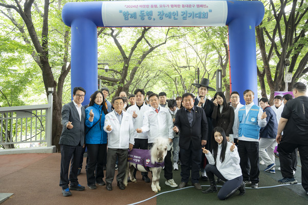 ▲ 이필형 구청장과 인택환 동대문구시설관리공단 이사장, 손세영 동대문구의회행정기획위원장, 서정인 동대문구 의원, 이규서 동대문구 의원, 행사관계자가동대문구 명예 홍보대사인 디디마(馬) 월리와 함께 동대문구 중랑천제1체육공원 일원에서 진행된 “2024년 따뜻한 동행, 모두가 행복한 동대문구 캠페인”에 참여해 기념사진을 촬영하고 있다.